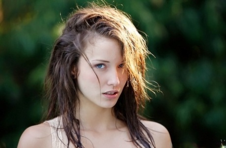 Малена Морган демонстрирует свои миниатюрные сиськи с твердыми сосками на открытом воздухе картинка 9