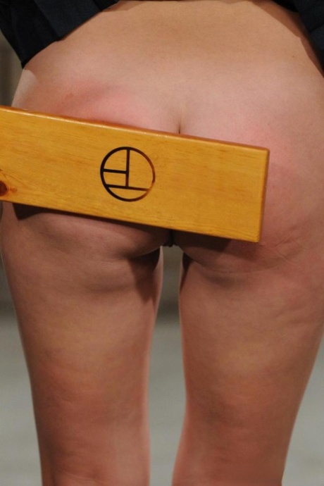 Азиатка кричит в агонии, когда ее пытают в бетонном подземелье картинка 3