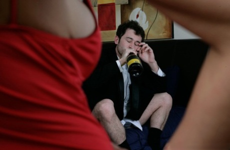 Грудастая милфа-членососка Лиза Энн делает минет и занимается диким сексом картинка 4