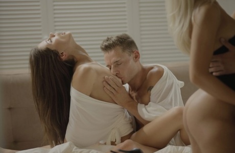 Сексуальные подружки целуются и лижут киски, пока их бойфренды смотрят на это картинка 9