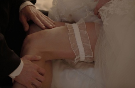 Горячая молодая невеста сосет член своего нового мужа и скачет верхом на наезднице в первую брачную ночь картинка 5