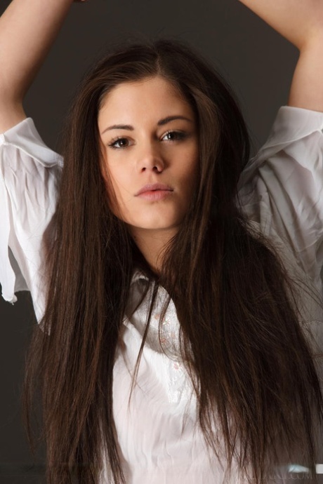 Красивая молодая модель Caprice A демонстрирует великолепные ноги, раздеваясь догола картинка 3