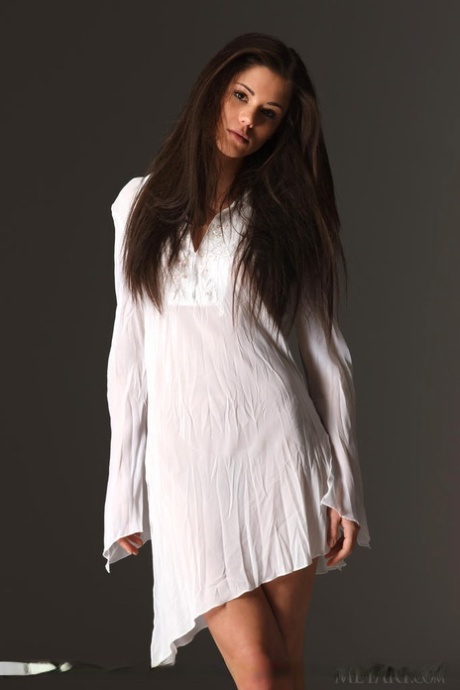 Красивая молодая модель Caprice A демонстрирует великолепные ноги, раздеваясь догола картинка 1