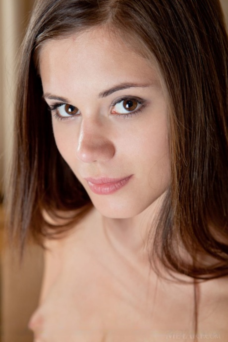 Миловидная девушка в коротком платье показывает розовую киску без трусиков под юбкой картинка 1