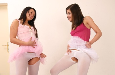 Молодые девушки занимаются лесбийским сексом в рваных колготках и пачках во время урока танцев картинка 4