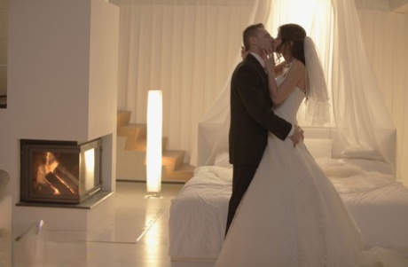 Горячая молодая невеста сосет член своего нового мужа и скачет верхом на наезднице в первую брачную ночь картинка 2