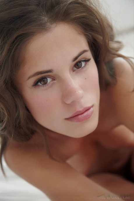 Брюнетка красотка капризничает, освобождая красивые подростковые сиськи и лысую пизду от нижнего белья картинка 11