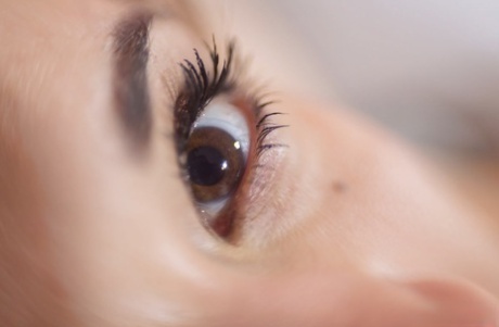 Потрясающая худенькая красотка мастурбирует свою удивительно сексуальную вагину картинка 13