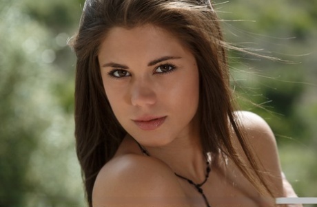 Свеженький подросток капризничает, раздеваясь догола на открытом воздухе в туфлях на высоком каблуке картинка 18