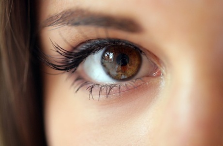 Сладкая девочка-подросток Little Caprice демонстрирует широко раскрытую киску экстремальными крупными планами картинка 7