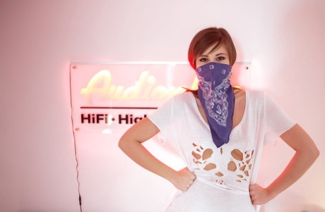 Любительская цыпочка в маске раздвигает красивую киску для домашних фото мастурбации картинка 2