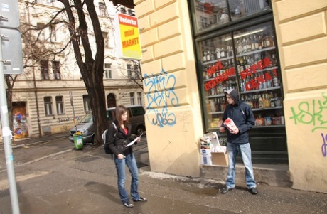 Симпатичная девушка щеголяет киской со спермой в жопе после того, как трахнулась с парнем, которого она только что встретила на улице картинка 1