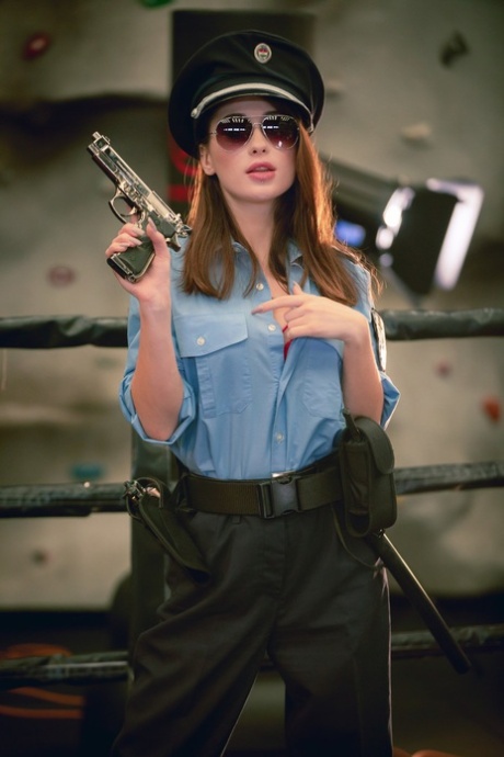 Женщина-полицейский под прикрытием истекает спермой из своей киски после секса со своим партнером картинка 1