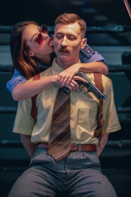 Женщина-полицейский под прикрытием истекает спермой из своей киски после секса со своим партнером картинка 3