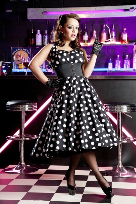 Гламурная девушка Лайза Дель Сьерра снимает платье в горошек перед межрасовым сексом картинка 1