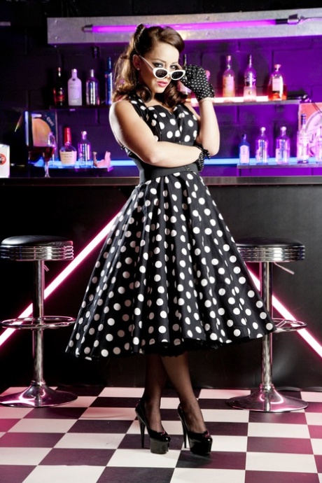 Горячая мамаша Лайза Дель Сьерра примеряет платье в горошек перед анальным сексом с Би-би-си картинка 2