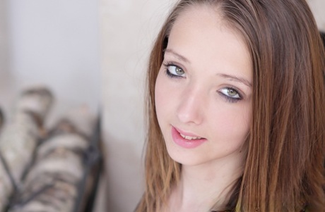 Молоденькая Баффи с большой грудью засовывает длинный фаллоимитатор в свою задницу, надевая красные лодочки картинка 3