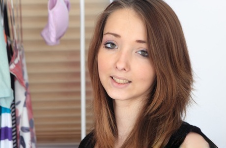 Симпатичная молоденькая Баффи раскрывает свои гигантские сиськи перед тем, как раздвинуть свою киску картинка 2