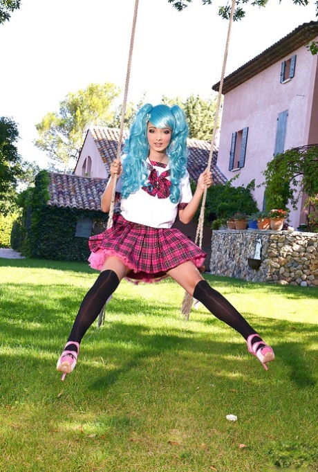 Красотка-косплеерша Люси Уайлд демонстрирует свои массивные сиськи на улице картинка 1