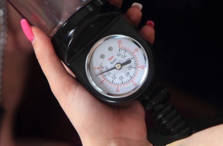 Молоденькая Баффи с большой грудью доминирует над своим другом-мужчиной в ошейнике и на поводке картинка 10