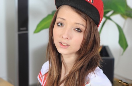 Молоденькая Баффи с большой грудью ублажает свою вагину секс-игрушкой в гостиной картинка 2