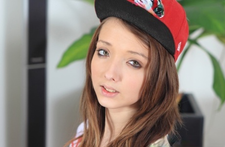 Очаровательная молоденькая Баффи освобождает свои гигантские сиськи от бейсбольной формы картинка 1