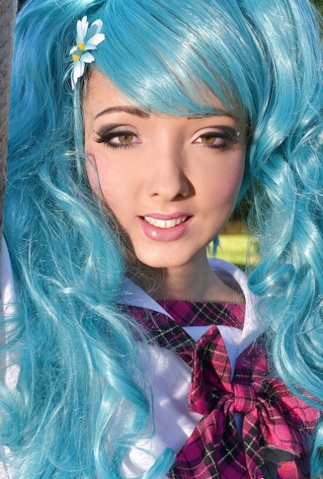 Красотка-косплеерша Люси Уайлд демонстрирует свои массивные сиськи на улице картинка 3