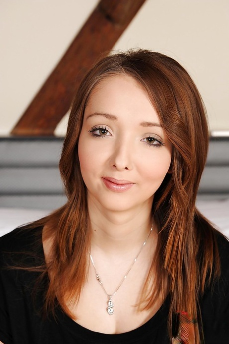 Грациозная красотка Люси Уайлд выставляет свои впечатляюще большие сиськи вперед картинка 1