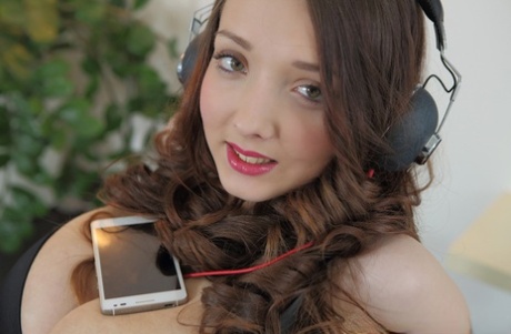 Симпатичная молодая грудастая Баффи лижет член своему парню, пока ее трахают в сиськи картинка 1