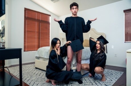 Азиатские сводные сестры Химе Мари и Лулу Чу устраивают парню секс втроем картинка 11