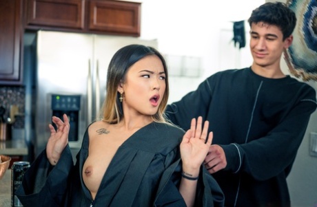 Азиатские сводные сестры Химе Мари и Лулу Чу устраивают парню секс втроем картинка 2