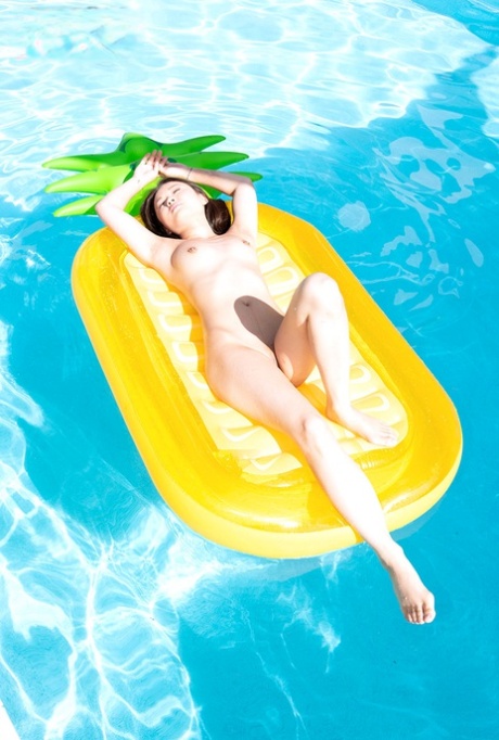 Крошечная азиатка Лулу Чу снимает свое бикини, наслаждаясь отдыхом у бассейна картинка 14