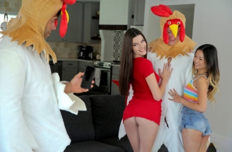 Фиона Фрост и Лулу Чу забираются на мужчин в костюмах цыплят картинка 4