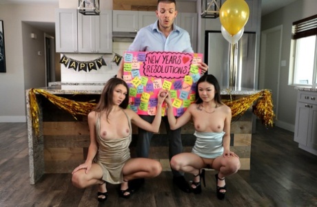 Азиатские подростки Майя Вулф и Лулу Чу занимаются сексом втроем на новогодней вечеринке картинка 8