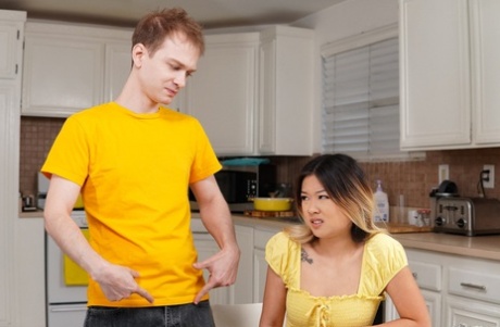 Молоденькая азиатка Лулу Чу обнажает свою шикарную задницу перед тем, как отсосать у своего сводного брата картинка 9