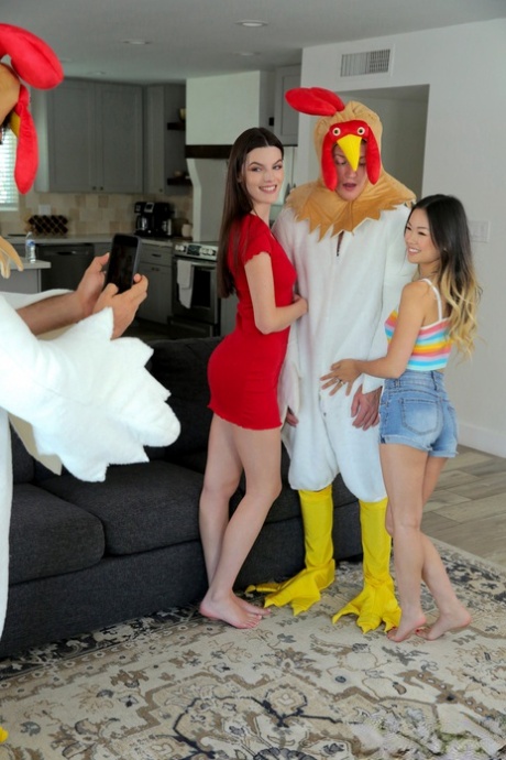 Фиона Фрост и Лулу Чу забираются на мужчин в костюмах цыплят картинка 3