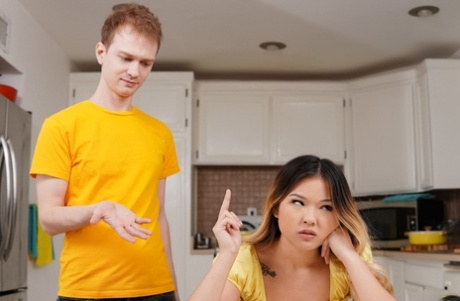 Молоденькая азиатка Лулу Чу обнажает свою шикарную задницу перед тем, как отсосать у своего сводного брата картинка 8