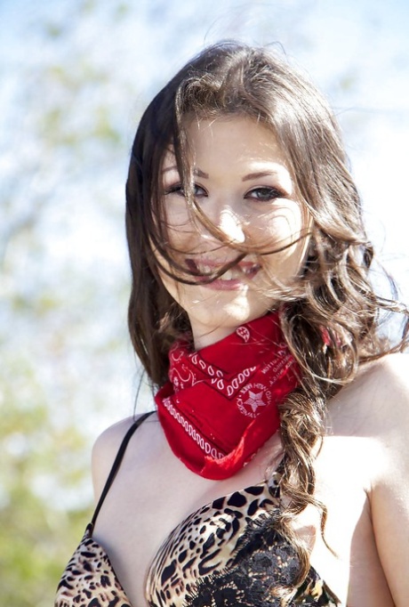 Порнозвезда Луна Стар снимает наряд наездницы, чтобы позировать обнаженной с пистолетом в пустыне картинка 4