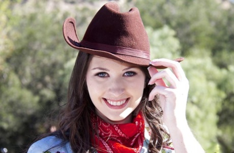 Порнозвезда Луна Стар снимает наряд наездницы, чтобы позировать обнаженной с пистолетом в пустыне картинка 1