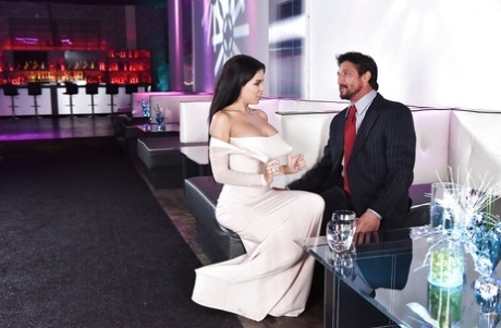 Длинноногая латиноамериканская порнозвезда Луна Стар кончает после жесткого секса картинка 1