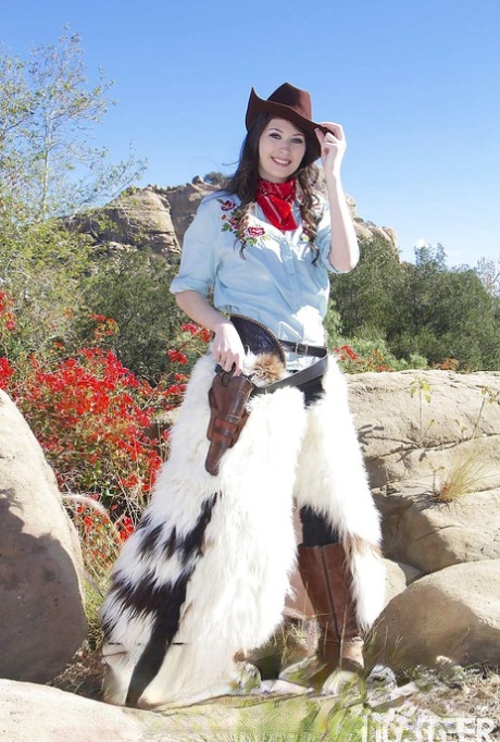 Порнозвезда Луна Стар снимает наряд наездницы, чтобы позировать обнаженной с пистолетом в пустыне картинка 2