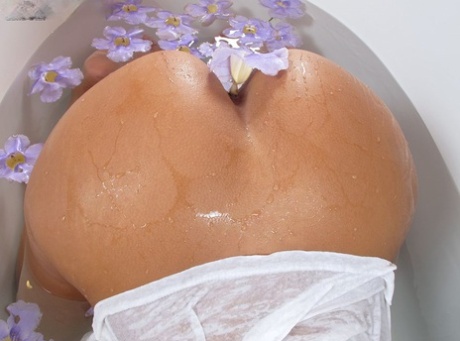 Эротическая шлюха Луна Стар в сексуальных трусиках ласкает мокрую киску и играет в ванне картинка 11