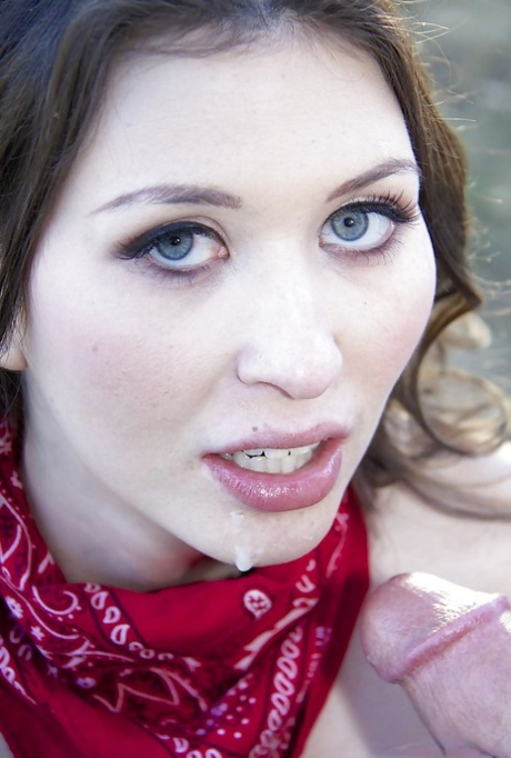 Брюнетка порнозвезда Луна Стар отсасывает член в лесу картинка 15