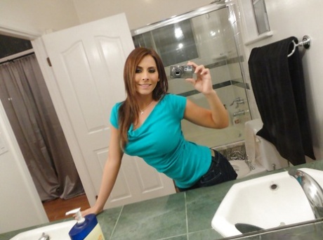 Любительская красотка Мэдисон Айви обнажает свое соблазнительное тело и представляет себя картинка 3