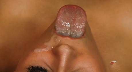 Милфа блондинка Мэдисон Айви делает глубокий минет и глотает картинка 16