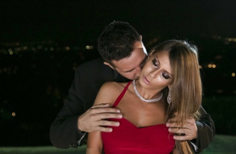 Гламурную брюнетку мегеру жестко трахают и кончают на лицо на открытом воздухе картинка 2