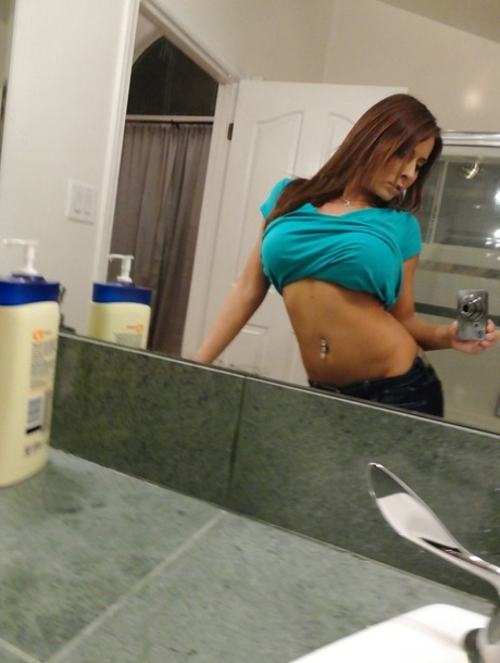 Любительская красотка Мэдисон Айви обнажает свое соблазнительное тело и представляет себя картинка 4