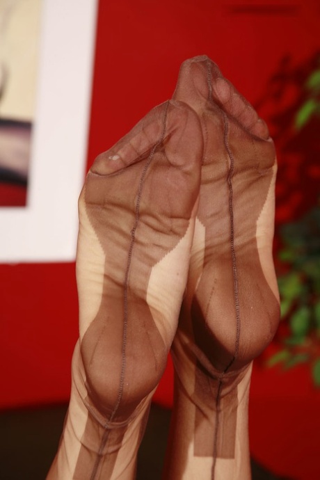 Белокурая цыпочка наслаждается членом, одетая в нейлоновые чулки FF без трусиков картинка 10