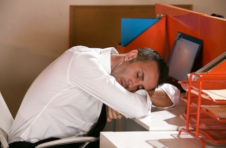 Восхитительную офисную шлюшку жестко трахают и она пробует немного горячей спермы картинка 1