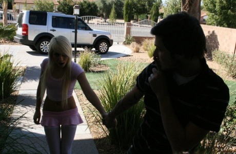 Молоденькая красотка в чулках Мэдисон Айви жестко трахается с твердым членом картинка 1